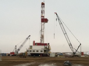 Cruz Energy Services erects Sidewnider 105 after hauling it 1,600 miles from Houston, Texas.
